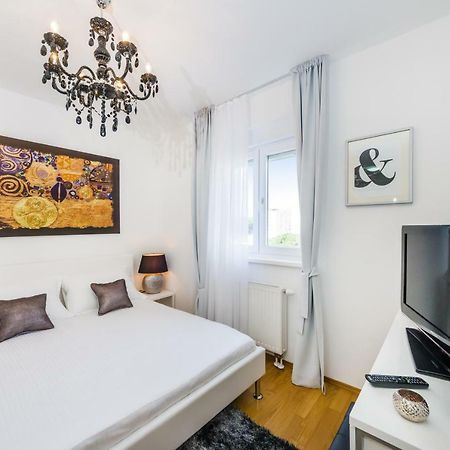 Studio Apartment K & K With Free Garage Zadar Bagian luar foto