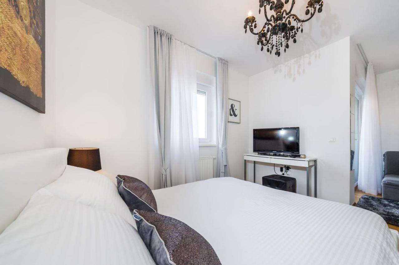 Studio Apartment K & K With Free Garage Zadar Bagian luar foto
